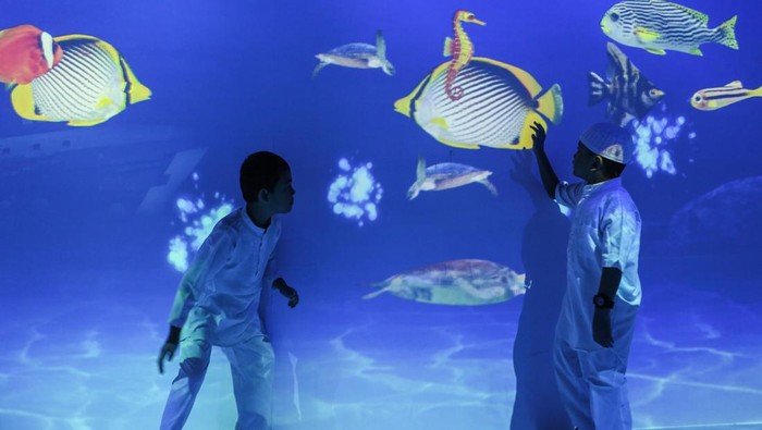 Pengunjung mengamati smartwall wajah Gubernur dari masa ke masa di Studio Imersif Perpustakaan Jakarta dan Pusat Dokumen Sastra HB Jassin, Taman Ismail Marzuki (TIM), Jakarta, Minggu (15/6/2025). Studio Imersif tersebut dibuka untuk umum secara gratis pada hari Selasa, Kamis, Sabtu, dan Minggu dengan empat sesi waktu yang bertujuan untuk memberikan layanan literasi kepada masyarakat melalui perpaduan antara teknologi digital, artificial intelligence (AI), arsip digital, ruang eksplorasi kreatif dan pengalaman interaktif. ANTARA FOTO/Asprilla Dwi Adha