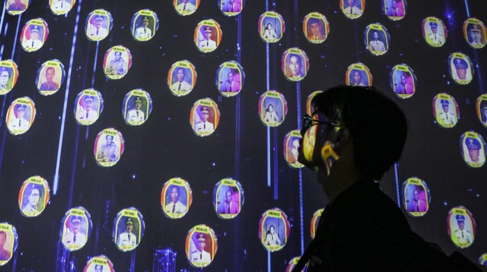 Pengunjung mengamati smartwall wajah Gubernur dari masa ke masa di Studio Imersif Perpustakaan Jakarta dan Pusat Dokumen Sastra HB Jassin, Taman Ismail Marzuki (TIM), Jakarta, Minggu (15/6/2025). Studio Imersif tersebut dibuka untuk umum secara gratis pada hari Selasa, Kamis, Sabtu, dan Minggu dengan empat sesi waktu yang bertujuan untuk memberikan layanan literasi kepada masyarakat melalui perpaduan antara teknologi digital, artificial intelligence (AI), arsip digital, ruang eksplorasi kreatif dan pengalaman interaktif. ANTARA FOTO/Asprilla Dwi Adha