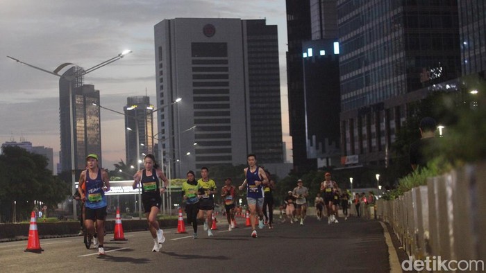 Sebanyak 6.000 peserta dari dalam dan luar negeri menempuh rute sejauh 21 kilometer, mulai dari area Monas Barat Daya dan finis di Parkir Timur Gelora Bung Karno (GBK), Senayan