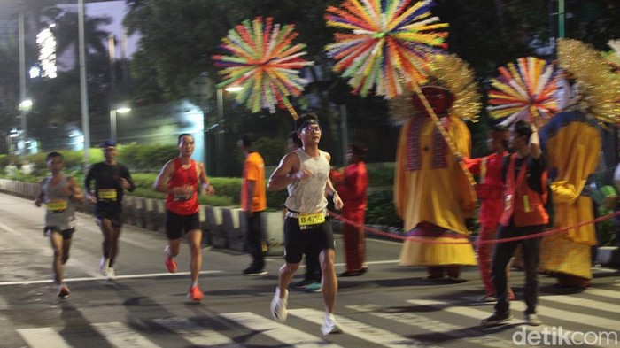 Sebanyak 6.000 peserta dari dalam dan luar negeri menempuh rute sejauh 21 kilometer, mulai dari kawasan Monas Barat Daya dan finis di Parkir Timur Gelora Bung Karno (GBK), Senayan