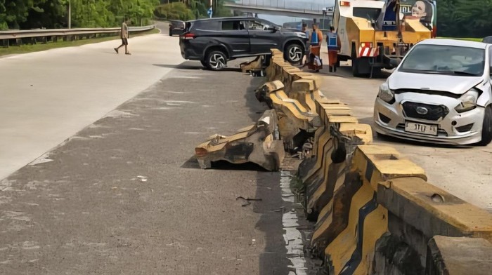 Dua unit mobil terlibat kecelakaan di KM 23A Tol Jagorawi, Gunungputri, Kabupaten Bogor hingga tersangkut di beton pembatas jalur. (dok.istimewa)