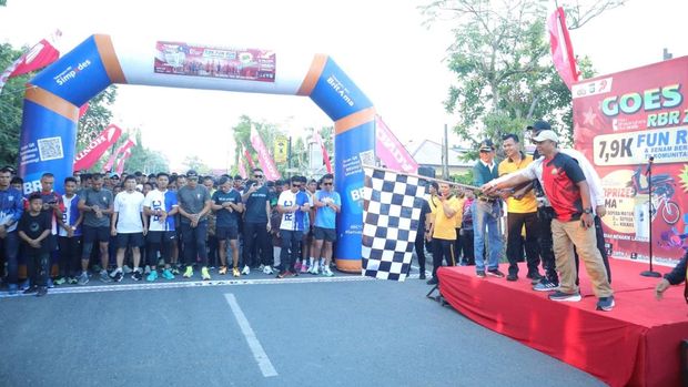 Fun Run 7,9K Polres Inhu dimeriahkan ratusan peserta.