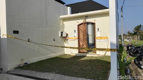Garis polisi masih membentang di depan halaman vila, lokasi penembakan dua WN Australia di kawasan Desa Munggu, Badung, Bali, Minggu (15/6/2025). (Foto: Agus Eka/detikBali)