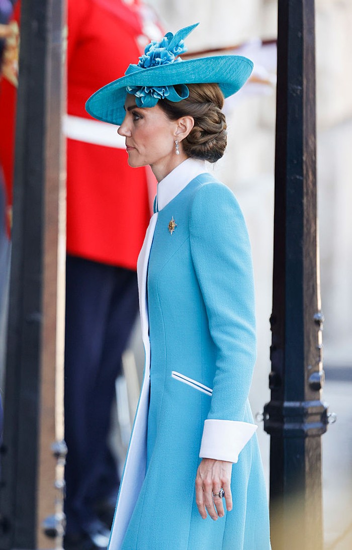 Gaya Kate Middleton di Trooping The Colour 2025 LONDON, ENGLAND - JUNE 14: Catherine, Princess of Wales arrives at Horse Guards Parade during Trooping The Colour 2025 on June 14, 2025 in London, England. Trooping The Colour is a ceremonial parade celebrating the official birthday of the British Monarch. The event features over 1,400 soldiers and officers, accompanied by 200 horses. More than 400 musicians from ten different bands and Corps of Drums march and while performing. (Photo by John Phillips/Getty Images)