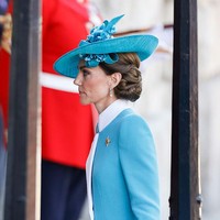 Kate Middleton sekali lagi memberi penghormatan bagi mendiang ibu mertuanya, Putri Diana. Pasalnya, gaya perempuan 43 tahun ini disebut-sebut terinspirasi oleh penampilan Putri Diana saat berkunjung ke India pada 1992. Busana yang dipakainya juga dirancang oleh Catherine Walker. (Foto: John Phillips/Getty Images)