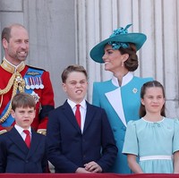 Putri Charlotte juga mengenakan bros Diamond Horseshoe, sebuah pusaka keluarga kerajaan yang pertama kali ia pakai saat pemakaman Ratu Elizabeth II pada 2022. Bros ini diketahui merupakan hadiah dari sang Gan-Gan, panggilan sayang Charlotte untuk nenek buyutnya yang dikenal memiliki kecintaan besar terhadap dunia berkuda. (Foto: Neil Mockford/Getty Images)