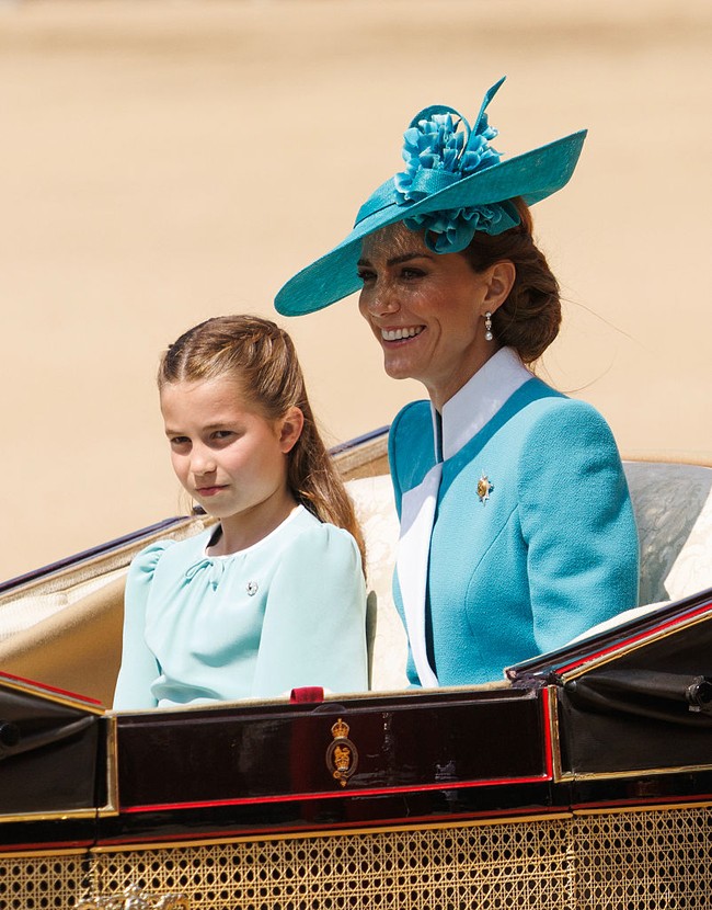 Sementara itu, Putri Charlotte yang saat ini berusia 10 tahun mengenakan gaun biru muda yang berpadu harmonis dengan busana sang ibu. Momen ini pun memperkuat kekompakan ibu dan anak di tengah kemegahan parade kenegaraan. (Foto: Mike Marsland/WireImage)