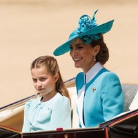 Sementara itu, Putri Charlotte yang saat ini berusia 10 tahun mengenakan gaun biru muda yang berpadu harmonis dengan busana sang ibu. Momen ini pun memperkuat kekompakan ibu dan anak di tengah kemegahan parade kenegaraan. (Foto: Mike Marsland/WireImage)