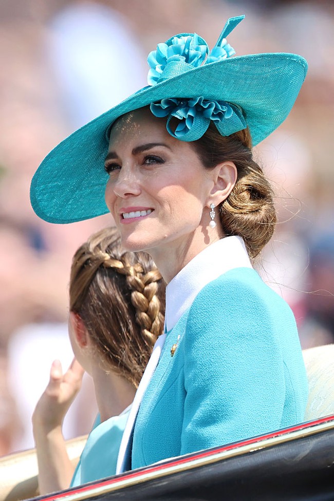 Sentuhan personal Kate juga terlihat dari pemilihan aksesori, seperti bros resimen Irish Guards serta anting Bahrain Pearl Drop yang merupakan perhiasan warisan mendiang Ratu Elizabeth II yang terbuat dari mutiara hadiah pernikahan sang Ratu tahun 1947. Penampilan ini sekaligus menjadi penghormatan lembut kepada sang nenek mertua. (Foto: Chris Jackson/Getty Images)