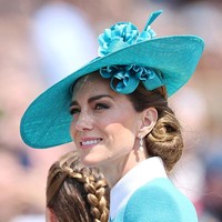 Sentuhan personal Kate juga terlihat dari pemilihan aksesori, seperti bros resimen Irish Guards serta anting Bahrain Pearl Drop yang merupakan perhiasan warisan mendiang Ratu Elizabeth II yang terbuat dari mutiara hadiah pernikahan sang Ratu tahun 1947. Penampilan ini sekaligus menjadi penghormatan lembut kepada sang nenek mertua. (Foto: Chris Jackson/Getty Images)