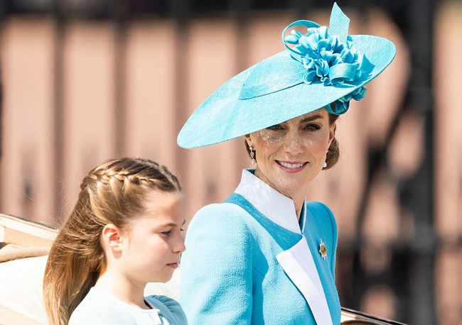 Penampilan elegan kembali ditunjukkan Putri Wales Catherine, atau akrab dikenal sebagai Kate Middleton, saat menghadiri Trooping the Colour pada Sabtu (14/6/2025) dalam rangka merayakan ulang tahun resmi Raja Charles III. Namun sorotan publik tak hanya tertuju pada Kate, melainkan juga pada putrinya, Putri Charlotte yang tampil serasi dengan sang ibu. (Foto: Samir Hussein/WireImage)
