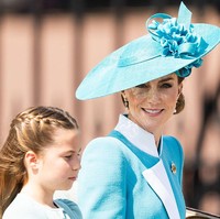 Penampilan elegan kembali ditunjukkan Putri Wales Catherine, atau akrab dikenal sebagai Kate Middleton, saat menghadiri Trooping the Colour pada Sabtu (14/6/2025) dalam rangka merayakan ulang tahun resmi Raja Charles III. Namun sorotan publik tak hanya tertuju pada Kate, melainkan juga pada putrinya, Putri Charlotte yang tampil serasi dengan sang ibu. (Foto: Samir Hussein/WireImage)