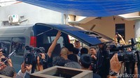 Jenazah musisi Gusti Irwan Wibowo tiba di rumah duka, Bekasi, Jawa Barat pada Minggu (15/6/2025) siang. Foto: Febri/detikhot