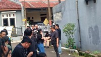 Beberapa rekan Gusti terlihat hadir dan memberikan penghormatan terakhir. Mereka di antaranya Oza dan Ovi Rangkuti, Apos Hutagaol, hingga musisi Kunto Aji.  Foto: Febri/detikhot