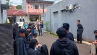 Suasana duka menyelimuti rumah tersebut. Foto: Febri/detikhot