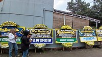 Deretan karangan bunga memenuhi rumah duka. Foto: Febri/detikhot