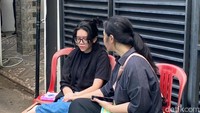 Kekasih Gusti, Dea tak kuasa menahan tangis saat melihat keranda Gusti. Foto: Febri/detikhot