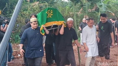 Tangis Keluarga Pecah Saat Jenazah Gusti Irwan Gustiwiw Masuk ke Liang Lahad