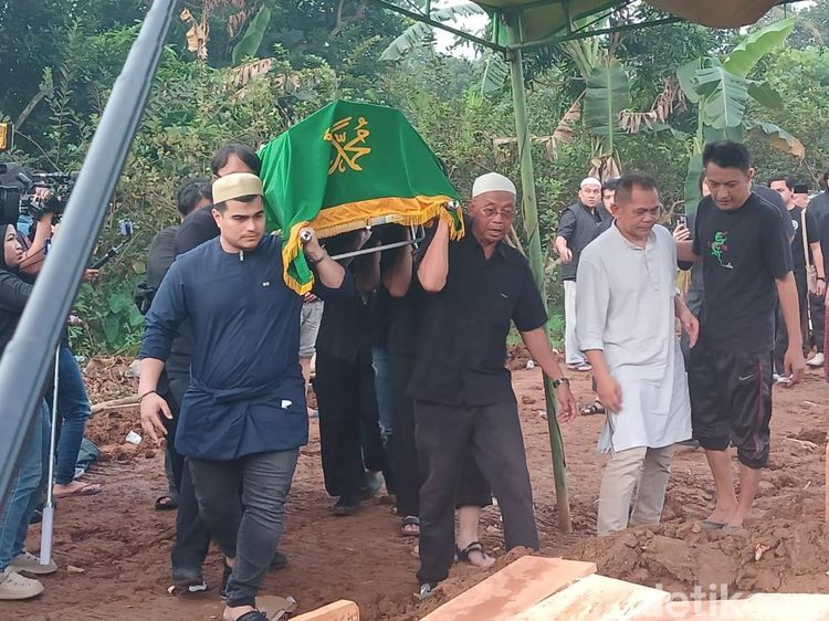 Tangis Keluarga Pecah Saat Jenazah Gusti Irwan Gustiwiw Masuk ke Liang Lahad