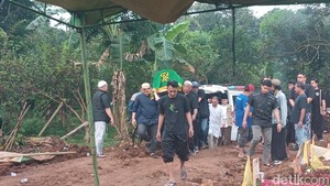 Ratusan pelayat memadati area pemakaman. Saat jenazah dimasukkan ke liang lahad, tangis keluarga dan kerabat terdekatnya pun pecah.