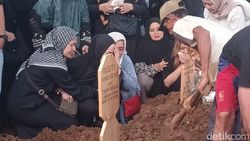Tangis Keluarga Pecah Saat Jenazah Gusti Irwan Gustiwiw Masuk ke Liang Lahad