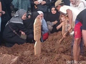 Gusti Irwan Wibowo Dimakamkan, Tangis Keluarga dan Rekan-rekan Pecah