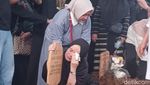 Berurai Air Mata, Momen Ibunda Cium Papan Nisan Gusti Irwan Wibowo