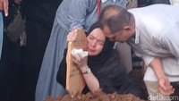 Tangisan Sri Yulianti di makam Gusti Irwan Wibowo.  Foto: Febri/detikhot