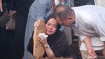 Berurai Air Mata, Momen Ibunda Cium Papan Nisan Gusti Irwan Wibowo