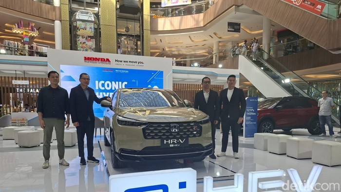 Honda Bandung Center memamerkan New Honda HR-V RS e:HEV, mobil SUV hybrid pertama Honda di segmen kompak dalam ajang Honda Exhibition di Trans Studio Mall Bandung
