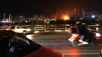 Gambar-gambar yang beredar menunjukkan asap hitam pekat membubung tinggi dari kompleks penyimpanan bahan bakar, sementara api terus menjalar di tengah kepanikan warga. REUTERS/Majid Asgaripour