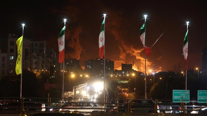 Konflik bersenjata antara Iran dan Israel kembali memanas. Iran menggempur fasilitas vital milik Israel dalam serangan terbaru yang menargetkan markas pasokan energi dan produksi bahan bakar jet tempur, Minggu (15/6/2025). REUTERS/Majid Asgaripour