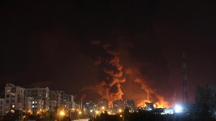 Konflik bersenjata antara Iran dan Israel kembali memanas. Iran menggempur fasilitas vital milik Israel dalam serangan terbaru yang menargetkan markas pasokan energi dan produksi bahan bakar jet tempur, Minggu (15/6/2025). REUTERS/Majid Asgaripour