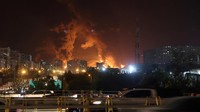 Sirene darurat terdengar di berbagai penjuru kota, dan pasukan pemadam kebakaran dikerahkan untuk memadamkan kobaran yang melanda salah satu fasilitas energi vital Iran itu. REUTERS/Majid Asgaripour