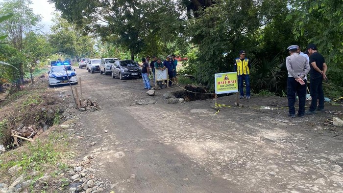 Jalan provinsi poros Soppeng-Wajo amblas akibat longsor.