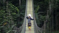 Jembatan sepanjang sekitar 100 meter ini menghubungkan Desa Pataruman dengan Desa Margaasih. Tak hanya menjadi jalur penghubung antarwilayah, jembatan ini juga menghadirkan sensasi berjalan di atas aliran Sungai Citarum, menjadikannya magnet baru bagi wisatawan lokal maupun luar daerah.SENIN 16 JUNI 2025. ANTARA FOTO/Abdan Syakura
