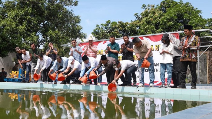 Kapolres Jombang AKBP Ardi Kurniawan bersama Bupati Jombang Warsubi menebar benih ikan nila