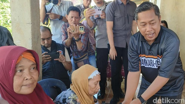 Kapolres Lubuklinggau AKBP Adithia Bagus Arjunadi saat memberikan sembako kepada warga