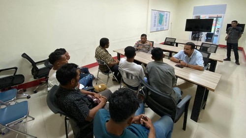 Kapolres Manggarai Timur AKBP Suryanto minta klarifikasi tujuh tujuh orang yang melakukan pungutan kepada wisatawan di Padang Savana Mausui di Mapolres Manggarai Timur (Dok. Kapolres Manggarai Timur AKBP Suryanto)