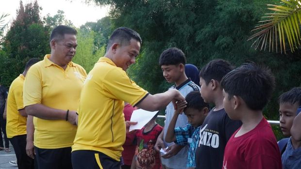 Kapolres Rohul AKBP Emil Eka Putra melepas anak-anak panti asuhan berwisata ke waterpark dalam rangka HUT Bhayangkara ke-79, Minggu (15/6/2025).