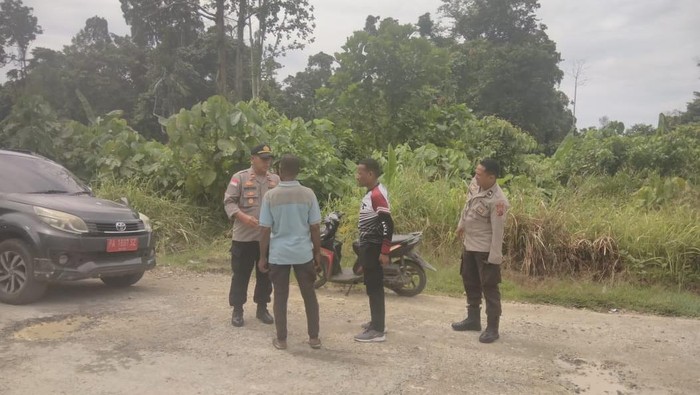 Kapolsek Sarmi Kota Iptu Suhartono turun ke lokasi pemalangan jembatan di Kampung Waskey.