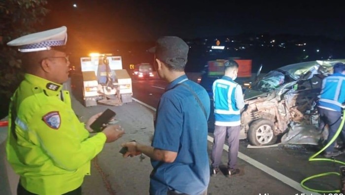 Kecelakaan yang melibatkan Avanza dan truk tronton di Tol Semarang KM 430.300/BB, Minggu (15/6/2025) dini hari.