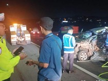 Avanza Tabrak Truk Tronton di Tol Semarang, 1 Orang Tewas