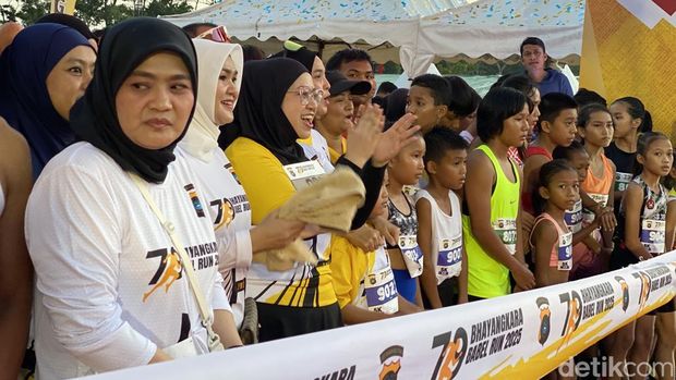 Ketua Bhayangkari Daerah Babel Ny. Novi Hendro Pandowo ikuti event Bhayangkara Babel Run 2025 kategori 5K Umum.