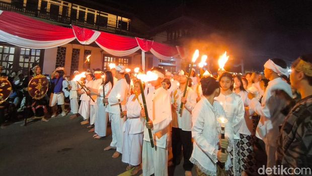Khidmatnya prosesi Damar Sewu yang jadi pembuka Seren Tahun Cigugur 2025