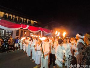 Khidmatnya Prosesi Damar Sewu Pembuka Seren Taun di Cigugur
