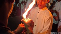 Obor Damar Sewu yang diletakkan di tengah-tengah lokasi acara. Obor ini memiliki makna bahwa manusia harus bisa menjadi seperti obor yang bisa menerangi atau memberikan manfaat bagi sekelilingnya.