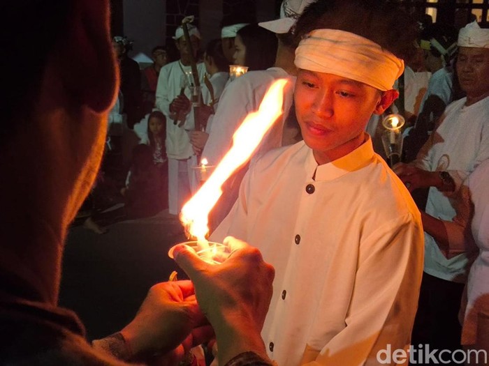 Khidmatnya prosesi Damar Sewu yang jadi pembuka Seren Tahun Cigugur 2025