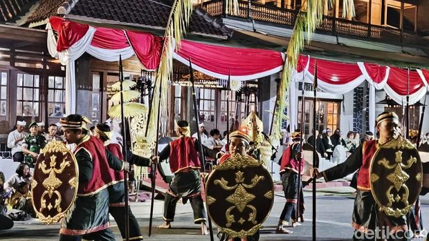 Khidmatnya prosesi Damar Sewu yang jadi pembuka Seren Tahun Cigugur 2025