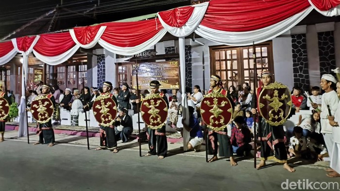 Khidmatnya prosesi Damar Sewu yang jadi pembuka Seren Tahun Cigugur 2025